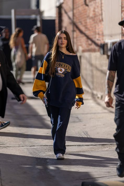 Old School Vibes, Estilo Madison Beer, Madison Beer Style, Madison Beer Outfits, Outfit Oversize, Beer Outfit, School Vibes, Bear Outfits, Crisp Autumn