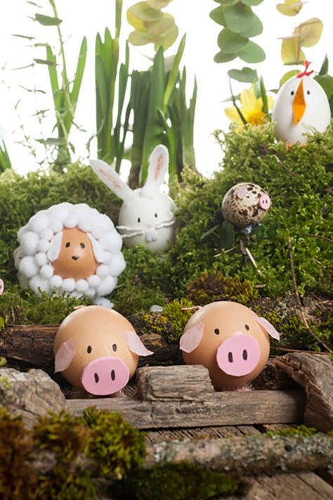 This farm scene's cuteness level is off the scale. Get the tutorial at Look What I Made. Animal Easter Eggs, Easter Egg Decorating Ideas, Unicorn Egg, Egg Decorating Ideas, Tas Denim, Creative Easter Eggs, Easter Bonnet, Easter Egg Designs, Easter Egg Crafts