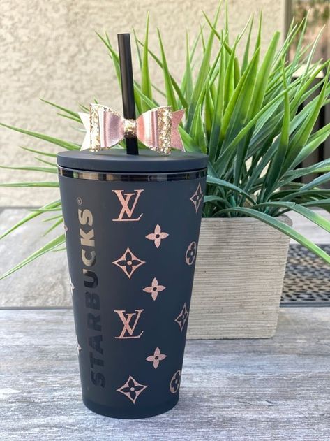 Copo Starbucks, Lv Inspired, Starbucks Bottles, Starbucks Cup Design, Starbucks Cup Art, Starbucks Tumbler Cup, Starbucks Design, Trendy Water Bottles, Custom Starbucks Cup