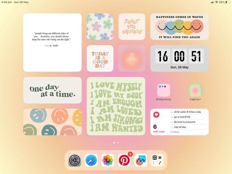 I Pad Layouts, Ipad Homescreen Widget Ideas, Pastel Ipad Homescreen, Ipad Ios 17 Wallpaper, Ipad Home Screen Layout Pink, Ipad Aesthetic Homescreen Ideas, Ipad Wallpaper Setup, Ipad Wallpaper Aesthetic Horizontal Aura, Ipad Homescreen Ideas Aesthetic Pink