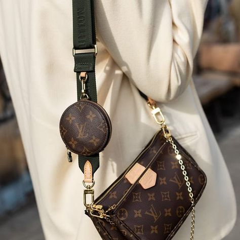 CARTE BLANCHE on Instagram: “Would you like a video of our stylists styling this bag? There are multiple ways of wearing this babe. — Aimeriez-vous une vidéo de nos…” Louis Vuitton Purses, Lv Multi Pochette, Louis Vuitton Multi Pochette, Louis Vuitton Neonoe, Women Crossbody Bag, Louis Vuitton Pochette, Monogram Bag, Chain Crossbody Bag, Vintage Chanel