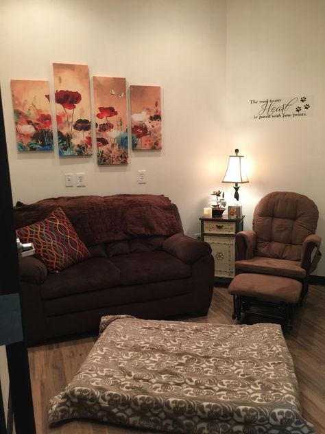 The comfort room at little critters veterinary hospital for when we have to say goodbye Euthanasia Room Ideas, Veterinary Comfort Room, Veterinary Euthanasia Room Ideas, Euthanasia Room Vet Clinic, Dog Crate Makeover, Comfort Rooms Ideas, Veterinary Management, Work Positivity, Vet Office Decor