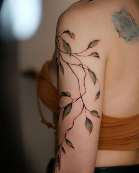 Ivy Tattoo Shoulder, Botany Tattoo, Wisteria Tattoo, Into Tattoo, Brazilian Tattoo, Trippy Tattoo Ideas, Robot Tattoo, Ivy Tattoo, Trippy Tattoo