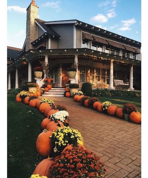 Halloween Curb Appeal, Porch Landscape, Fall Yard Decor, Outside Fall Decor, Halloween Decor Diy, Spooky Things, Casa Halloween, Log House, Halloween Tattoo