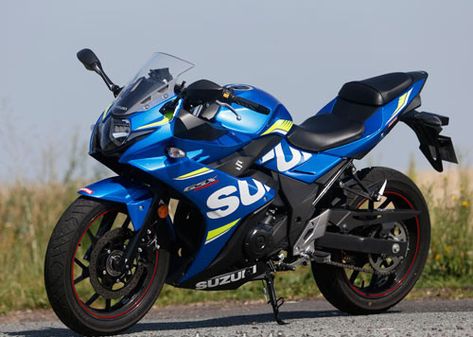 Suzuki GSX-250R Review. A2 license in hand, you can access a few sports on the market of the new bike. The new Suzuki GSX-250R is one of them. Yes, a GSX-250R, not a GSX-R 250. To understand, read on! She is brilliantly illusion! Without a doubt, the new Suzuki GSX-250R is a very pretty bike. It may look small, but it is very rewarding with its harmonious volumes that play in her favor. Suzuki Gsx250r, Suzuki Bike, Suzuki Bikes, Suzuki Gsxr 1000, Tokyo Motor Show, Crotch Rocket, Pretty Bike, Sport Bike, Suzuki Gsxr1000