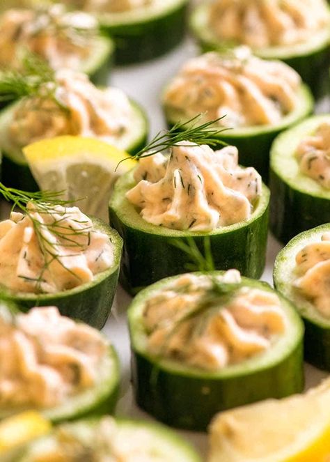 Close up of Cucumber Canapés topped with smoked salmon mousse garnished with dill Cucumber Canapes, Smoked Salmon Mousse, Salmon Mousse, Fingerfood Baby, Smoked Salmon Dip, Healthy Finger Foods, Healthy Appetizer, Elegant Appetizers, Smoked Trout