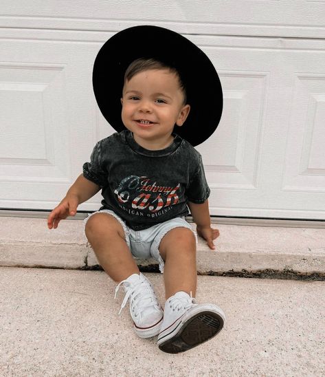 Toddler Boy Outfit, Boys Converse, Converse Outfit, Outfits With Converse, Boys Wear, Toddler Boy Outfits, Kids Fashion Boy, Baby Pictures, Toddler Outfits