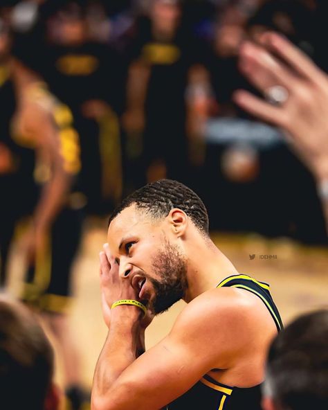 Stephen Curry Sleep Celebration, Night Night Steph Curry, Stephen Curry Night Night, Fifa Players, Curry Night Night, Curry Stephen, Stephen Curry Photos, Stephen Curry Shoes, Curry Night