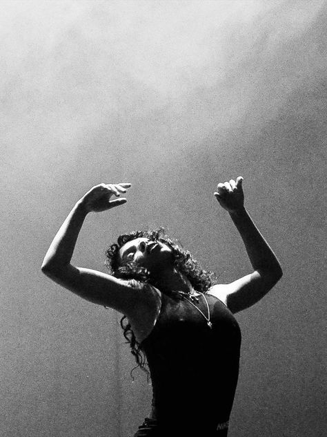 Dance Photography Poses, Fka Twigs, Dance Movement, Dancing Aesthetic, Poses References, Dance Photos, Dance Pictures, Contemporary Dance, Dance Photography