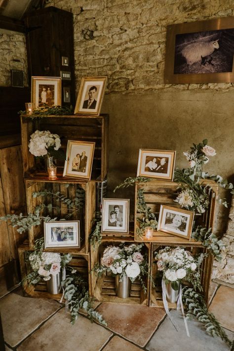 Old Wedding Photos Display, Photo Displays Wedding, Wedding Photos Display, In Memory Wedding, Old Wedding Photos, Memory Wedding, Jasmine Wedding, Memory Table, Country Theme Wedding