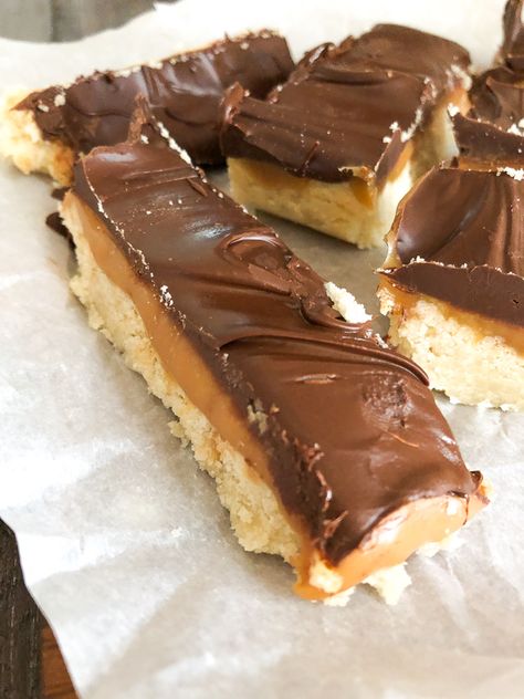 Homemade Twix Bars are layers of shortbread cookie crust, caramel, and chocolate. They are so much better than storebought Twix candy bars and are so easy to make with just 3 simple steps. Homemade Twix Bars Recipe, Twix Recipe, Autumn Snacks, Peanut Butter Twix, Holiday Bakes, Twix Candy, Homemade Twix Bars, Recipe Diaries, Shortbread Cookie Crust