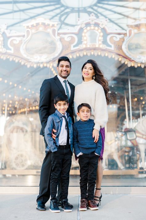 Park Family Photoshoot, Dumbo New York, Family Photo Shoot, Male Style, Best Seasons, Iconic Landmarks, Beautiful Family, Family Photoshoot, Photo Look