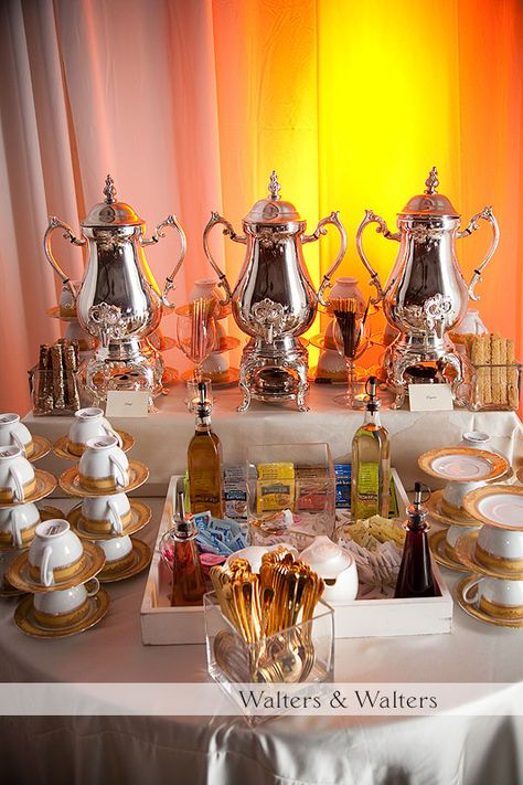 Coffee station Tea Buffet Display, Coffee And Tea Bar For Party, Tea Station Ideas For Party, Coffee Station Ideas For Party, Coffee Table Wedding, Tea Bar Station Party, Tea Buffet, Tea Station Wedding, Tea Party Station