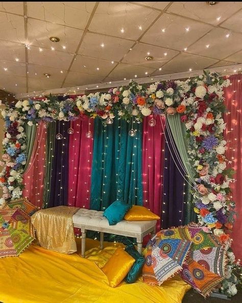 Mendhi Function Ideas, Canopy Flower Decoration, Mehendi Background Decor, Mehndi Setup At Home, Mehendi Setup Mehndi Decor Indoor, Mehendi Decoration Ideas At Home, Manjha Decor, Holud Stage Decoration, Mehendi Backdrop Decor At Home