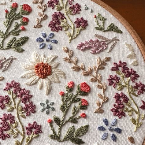 Embroidered Floral Pattern, Floral Embroidery Apron, Italian Embroidery Design, Spring Embroidery Designs, Embroidery Flowers Pattern Templates, Vintage Embroidery Designs, Field Embroidery, Nature Embroidery Designs, Flower Embroidery Hoop