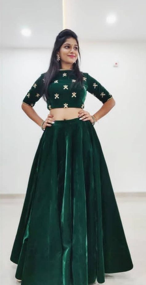 Velvet Crop Top Designs For Long Skirt, Velvet Chaniya Choli Designs, Velvet Crop Top Designs For Lehenga, Velvet Lehangas, Velvet Crop Top Lehenga, Velvet Lehnga Designs Latest, Lahanga Design Latest, Velvet Choli, Choti Diwali