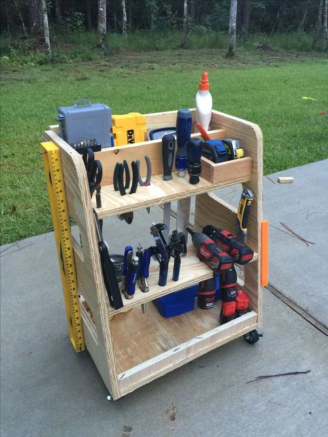 Garage Atelier, Used Woodworking Tools, Woodworking Tools Storage, Woodworking Shop Plans, Woodworking Chair, Antique Woodworking Tools, Essential Woodworking Tools, Best Woodworking Tools, Woodworking Table