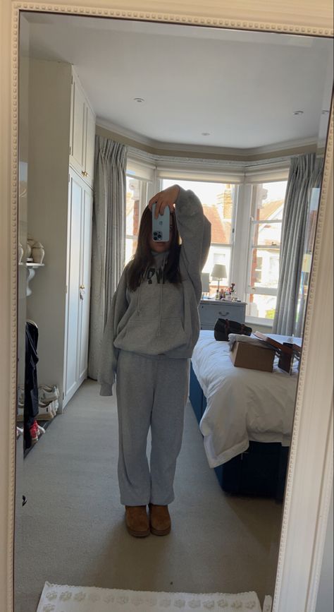 Ugg Slippers Outfit Sweatpants, Ugg And Sweatpants Outfit, Gray Sweatpants And Uggs Outfit, Comfy Outfits To Wear On Your Period, Grey Joggers Outfit Aesthetic, Comfy Lazy Outfits Aesthetic, Uggs With Pants, Sweatpants Uggs Outfits, Super Comfy Outfits