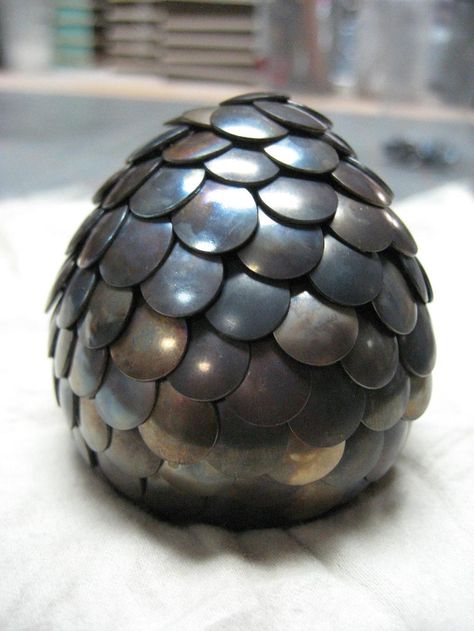 dragon egg - Tacks that have been "flamed" for color, pushed into a wooden egg. Daenerys Targaryen Costume, Dragon Fashion, Diy Geek, Diy Dragon, Make A Dragon, Recycling Crafts, Eggs Image, Egg Craft, Dragon Eyes