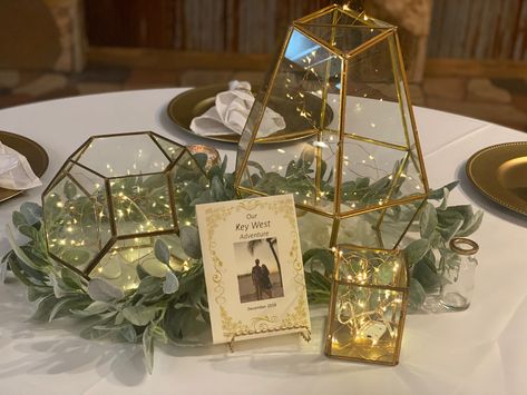 Fairylights, gold, eucalyptus Gold Terrarium Centerpiece, Fairy Centerpieces, Low Wedding Centerpieces, Navy And Burgundy Wedding, Gold Eucalyptus, Vases Centerpieces, Geometric Centerpiece, Terrarium Centerpiece, Geometric Vase