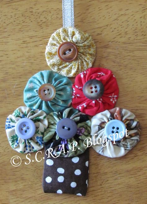 ~ S.C.R.A.P. ~ Scraps Creatively Reused and Recycled Art Projects: How to Make a Stacked Yo-Yo Christmas Tree Ornament Christmas Quilting Projects, Recycled Art Projects, Candy Cane Ornament, Fabric Christmas Trees, Quilted Christmas Ornaments, Yo-yos, Navidad Diy, Scrap Fabric, Fabric Ornaments