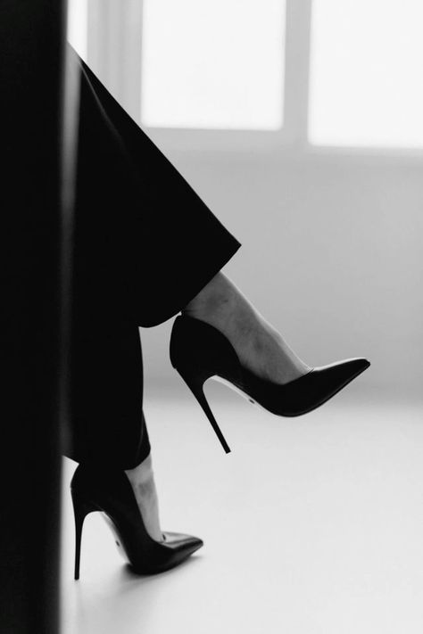 Legs With Heels Aesthetic, Dark Feminine Heels, Black High Heels Aesthetic, Boss Woman Aesthetic, Heels Wallpaper, Androgynous Models, Black And White Heels, Miss Perfect, Heels Aesthetic