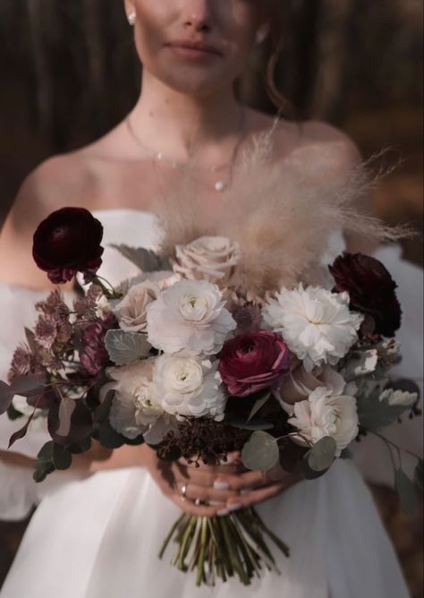 Baroque Wedding Flowers, Moody Romantic Wedding Bouquet, Moody Fall Bouquet, Amanda Batula Wedding, Alexandracore Aesthetic, Moody Wedding Bouquet, Classy Halloween Wedding, Garden Rose Bridal Bouquet, Dark Bouquet