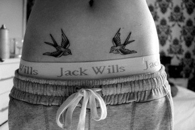 Swallow tattoo on stomach Lower Hip Tattoos, White Bird Tattoos, Black Bird Tattoo, Sparrow Tattoo, Hip Tattoos, Swallow Tattoo, Tato Lengan, Stomach Tattoos, Top Tattoos