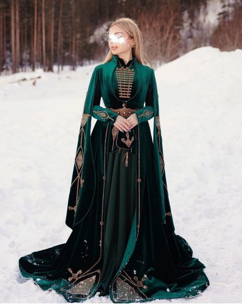 Medieval Royal Dress, Queen Outfits Royal Medieval, Queen Dress Royal, Fantasy Queen Dress, Queen Outfits Royal, Winter Gowns, Dress Medieval, Dress Queen, Queen Outfits