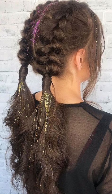 Penteados de Carnaval: Dicas para um Visual Incrível! Festival Hair Glitter Braids, Braided Hairstyles With Glitter, French Braids With Added Color Hair, Hair Braids Festival, Colorgaurd Hairstyles, Dutch Braids With Tinsel, Bubble Braids With Tinsel, Rock Festival Hairstyles, Drum Major Hairstyles