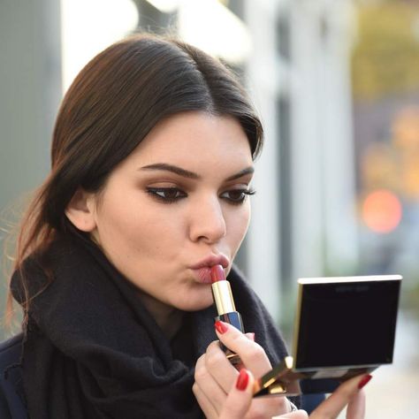 Kendall Jenner Estee Lauder, Kendall Jenner Red, Stile Kendall Jenner, Sac Michael Kors, Jenner Girls, Jenner Sisters, Keeping Up With The Kardashians, Kendall And Kylie Jenner, Jenner Style