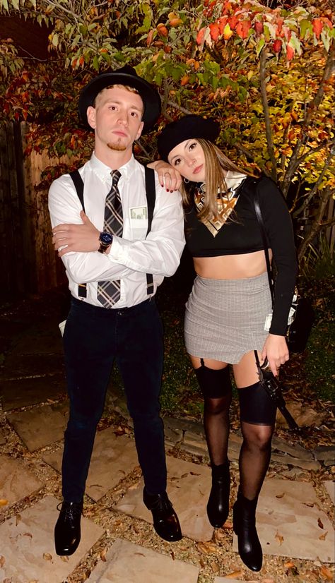 Fantasia Bonnie Clyde, Bonnie And Clyde Halloween Costume Diy, Bonnie And Clyde Costume Couple, Gangster Couple Costume, Brunette Couple Halloween Costumes, College Couple Halloween Costumes, College Couple Costumes, Easy Couples Halloween Costumes, Bonnie And Clyde Halloween