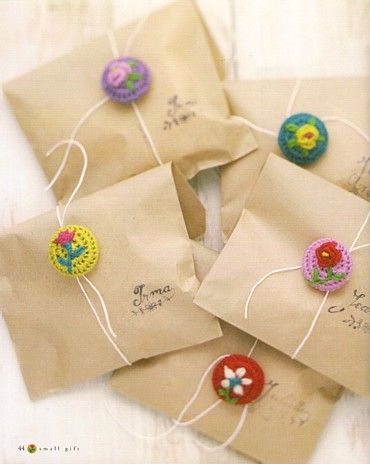 tie up with crochet buttons Crochet Buttons, 자수 디자인, Pretty Packaging, Wrapping Ideas, Button Crafts, Cool Diy Projects, Brown Bags, Crochet Accessories, Pattern Books