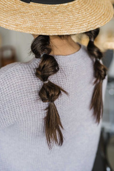 Topsy Tail Bubble Braids - summer hairstyle, summer hat #braids #hairtutorial Topsy Tail Pigtails, Baseball Hat Hairstyles Medium, Hat Braids, Topsy Tail Hairstyles, Tail Hairstyles, Braided Summer Hairstyles, Baseball Hat Hairstyles, Cap Hairstyles, Topsy Tail