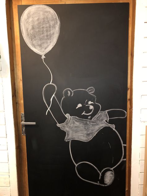 Drawings For Chalkboard Wall, Easy Chalkboard Drawings, Chalk Door Ideas, Chalk Wall Ideas Aesthetic, Disney Chalkboard Art, Things To Draw On A Chalkboard, Disney Art Drawings Easy, Blackboard Art Ideas, Cute Chalkboard Ideas