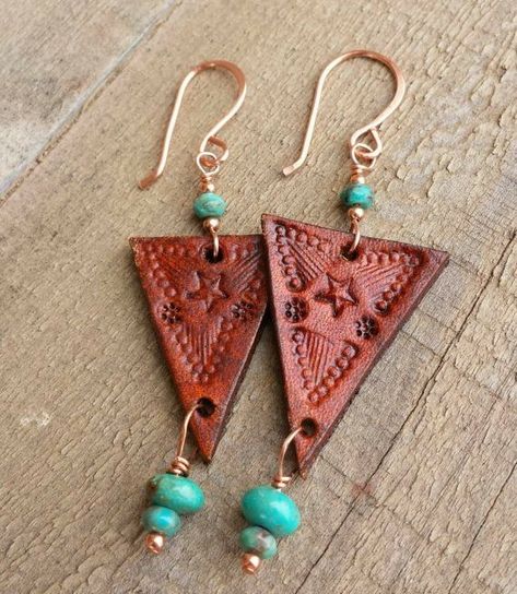 Jewelry Western, Diy Leather Earrings, Eye Green, Leather Jewelry Diy, Rustic Earrings, Brown Hand, Cowgirl Jewelry, Leather Carving, Leather Art