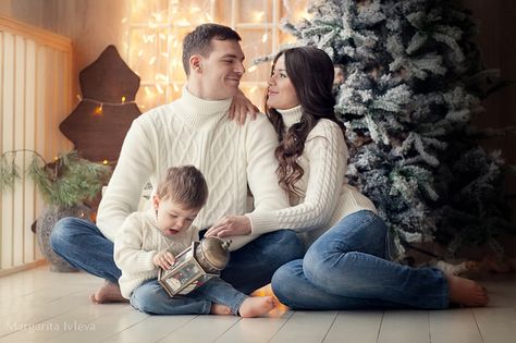 Fashion In Europe, Christmas Baby Pictures, Christmas Family Photoshoot, Couples Fashion, Christmas Poses, Family Christmas Outfits, Shooting Studio, Family Photoshoot Poses, Baby Christmas Photos