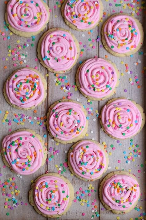 Crumbl Confetti Cake Cookies (Copycat Recipe) - Snowflakes & Coffeecakes Cooking School Confetti Cake Cookies, Confetti Cake Recipes, Copycat Cookies, Crumbl Copycat, Raspberry Cheesecake Cookies, Almond Frosting, Crumble Cookie Recipe, Cheesecake Frosting, Confetti Cookies