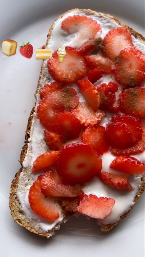 Green Yogurt Breakfast, Strawberry Yogurt Toast, Yogurt On Toast, Yogurt And Strawberries, Strawberry Toast, Breakfast Strawberry, Strawberry Breakfast, Recipe Strawberry, Bakery Foods