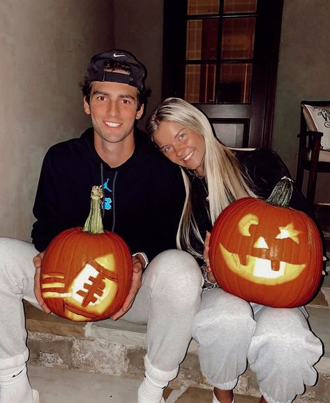 Fall Ideas Boyfriend, Pumpkin Carving Pictures Couple, Pumpkin Carving Boyfriend, Couple Carving Pumpkins Ideas, Carving Pumpkins Aesthetic Couples, Pumpkin Carving Couples, Pumpkin Carving With Boyfriend, Pumpkin Carving Ideas Couples, Fall With Boyfriend