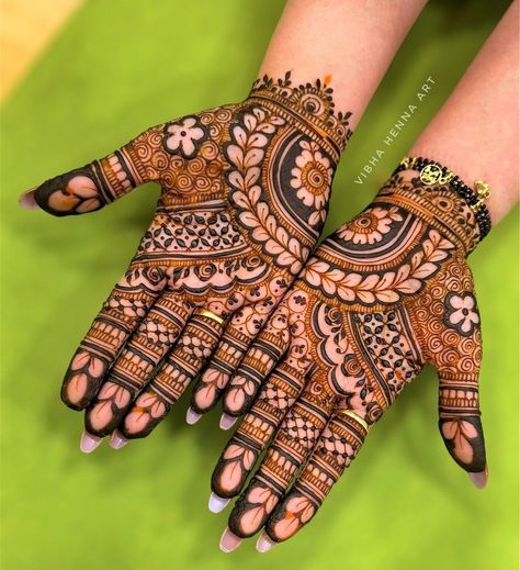 Bharma Mehandi Design, Wrist Mehendi Designs, Bharma Mehndi Designs, Bharva Mehndi Designs, Latest Mehndi Designs For Hands, Mehdi Degine, Palm Mehndi, Beautiful Simple Mehndi Design, Front Mehndi Design