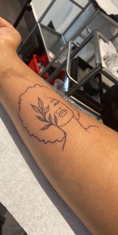 Afro Tattoo, Black Girls With Tattoos, Tattoos For Black Skin, Dope Tattoos For Women, Stylist Tattoos, Cute Tattoos For Women, Discreet Tattoos, Dainty Tattoos, Spine Tattoos