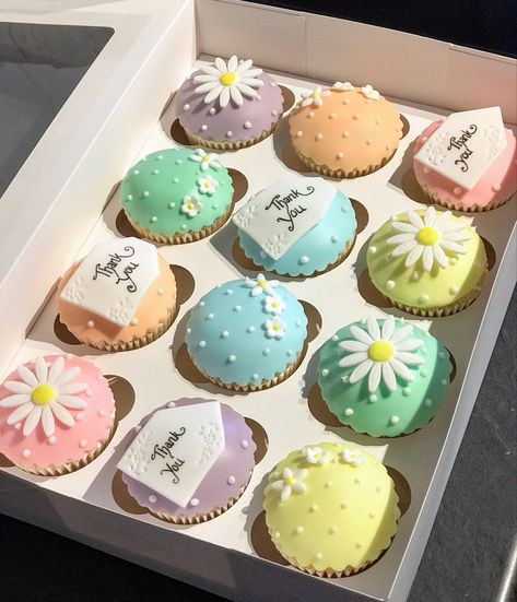 Colorful Cupcakes Aesthetic, Aesthetic Cupcakes Korean, Cute Cupcake Packaging Ideas, Cupcake Designs Aesthetic, Aesthetic Cupcake Designs, Korean Cupcakes, Cute Cupcakes Aesthetic, Birthday Cupcakes Aesthetic, Aesthetic Cupcakes