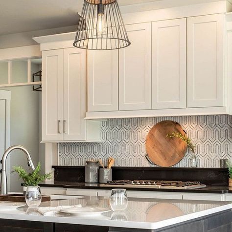 Backsplash With Black Countertops, Monochrome Color Scheme, Black And White Backsplash, Kitchen Porcelain, White Tile Kitchen Backsplash, Black Countertop, Backsplash Design, Shiplap Backsplash, Black Kitchen Island