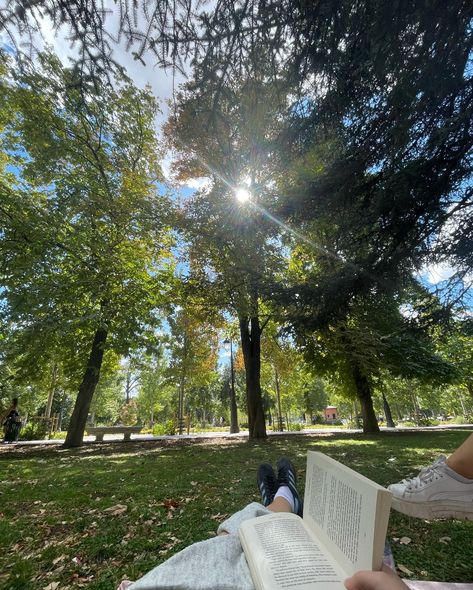 retiro park. chilling in the park Relaxing Life Aesthetic, Reading Park Aesthetic, Reading At Park, Park Reading Aesthetic, Chill Life Aesthetic, Summer Park Aesthetic, Summer Mood Aesthetic, Chill Out Aesthetic, Chill Vibes Aesthetic