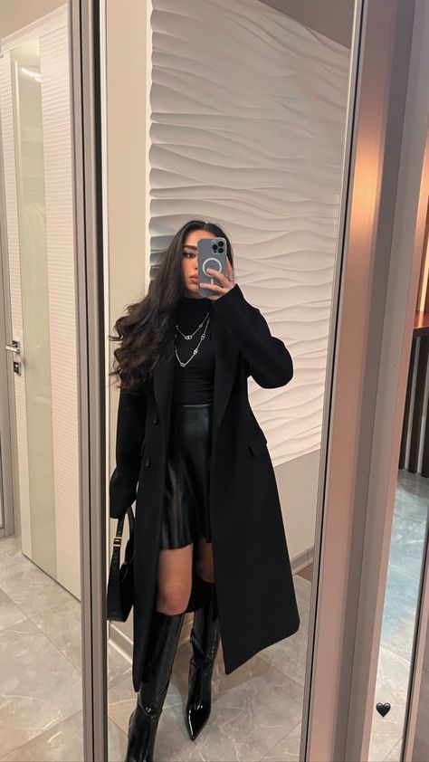 Winter Night Party Outfit, Femine Outfit Casual, Clasic Cloths Woman, Winter Club Outfit Clubwear, Girl Boss Outfit, Best Fall Outfits, Girls Winter Outfits, Leather Outfits Women, New York Outfit