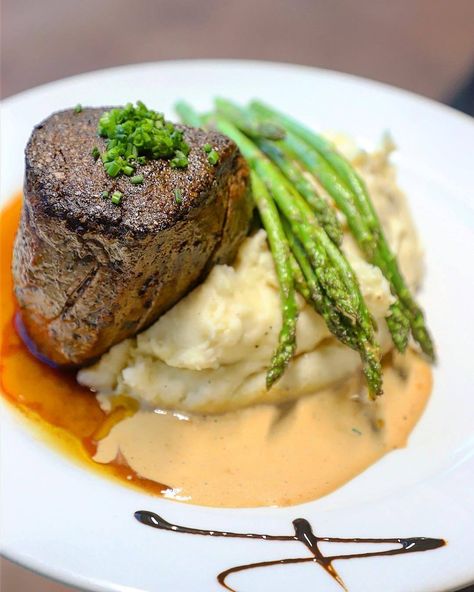 12 oz filet mignon with mashed potatoes and asparagus(source) Entree Ideas, Gourmet Food Plating, Cibo Asiatico, Fine Dining Recipes, Catering Company, Steak Dinner, Wedding Catering, Food Presentation, Food Plating