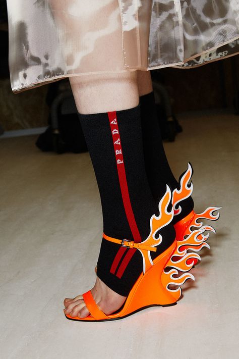 Les sandales à flammes du défilé Prada automne-hiver 2018-2019 Couture Heels, Dolly Fashion, Mode Shoes, Prada Spring, Fashion Week 2018, Miuccia Prada, Leather Wedge Sandals, Carrie Bradshaw, Sergio Rossi