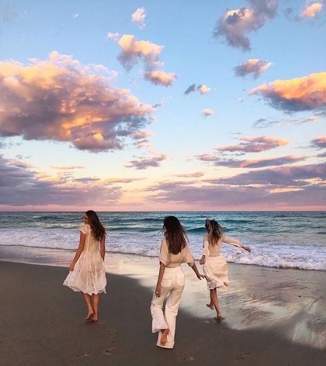 Sisters Goals, Daisy Calloway, Friend Vacation, Three Best Friends, Sisters Photoshoot, Calloway Sisters, Sister Photos, Best Friend Photoshoot, Three Women