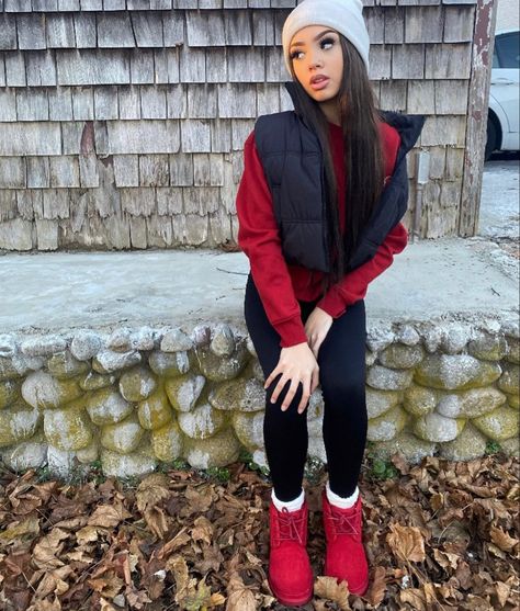 Red Neumel Uggs Outfit, Red Uggs Outfit Winter, Red Boot Outfit Ideas, Red Timberland Boots Outfit, School Winter Outfits Blackgirl, Winter Outfits Blackgirl Baddie Casual, Baddie Fits Winter, Red Uggs Outfit, Red Beanie Outfit